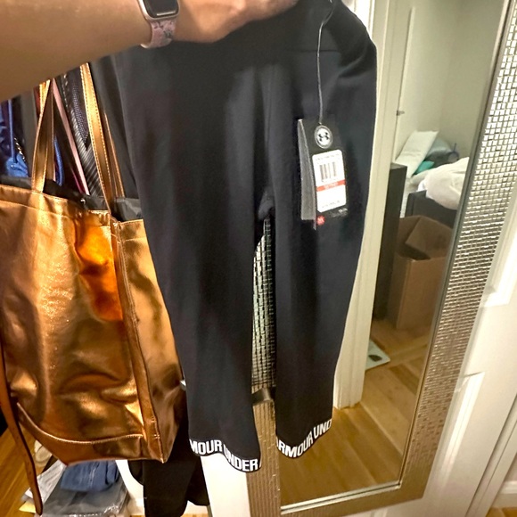 Under Armour Black Leggings with Logo in Bottom - Picture 1 of 4